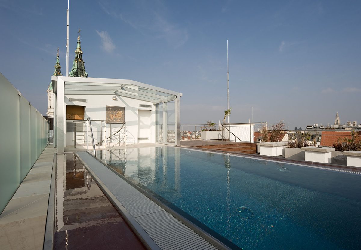 kondominium-balkong-pool-vordergrund