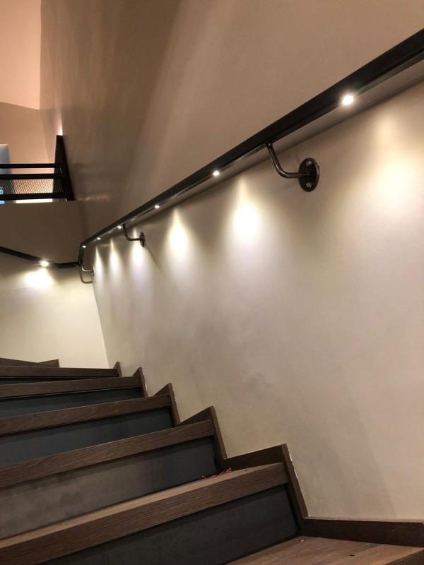 treppen-und-gelaender-reihe-treppen-lichtern